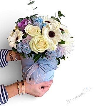 Kutuda Beyaz & Pastel Çiçek 