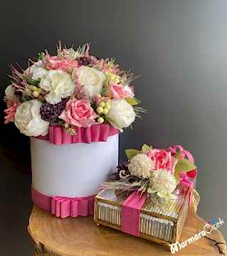 Kutuda Renkli Yapay Çiçek Çikolata Seti